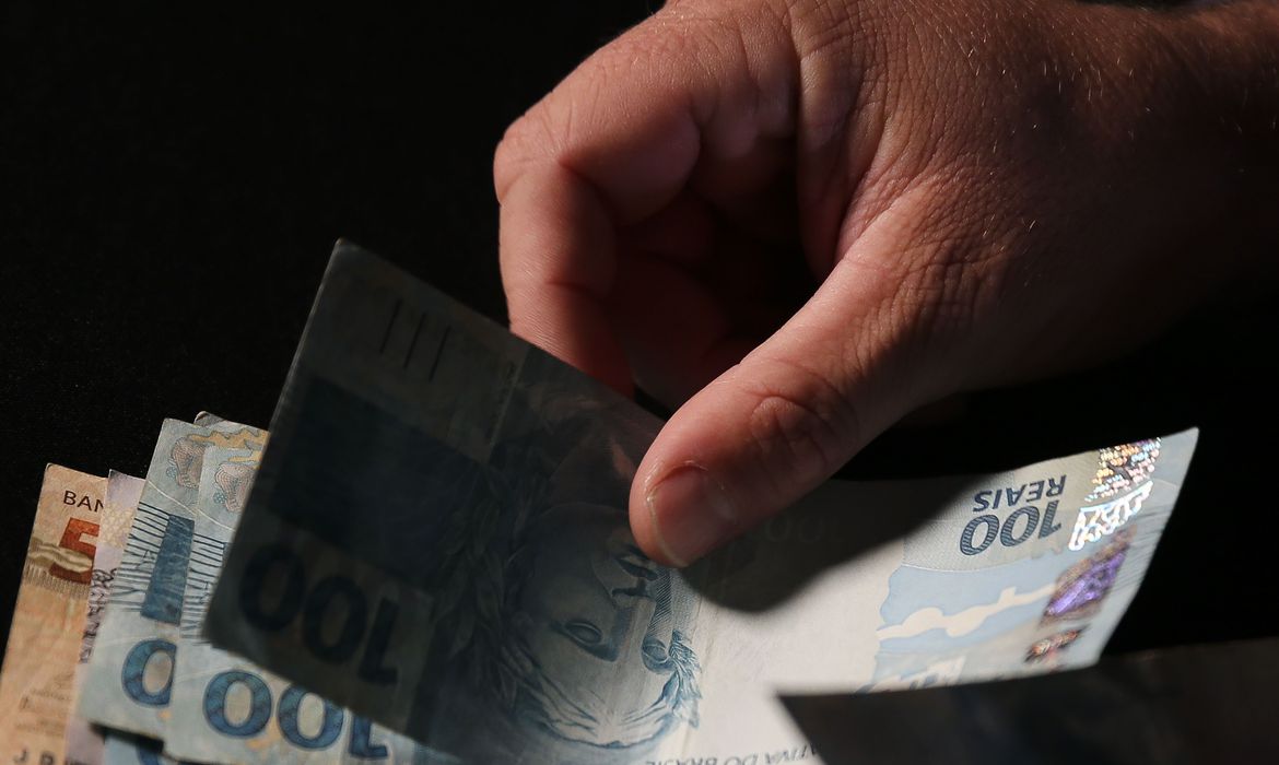 Assim como no pagamento dos demais valores mensais, Galhardo alerta que o valor do décimo terceiro salário não pode ser negligenciado